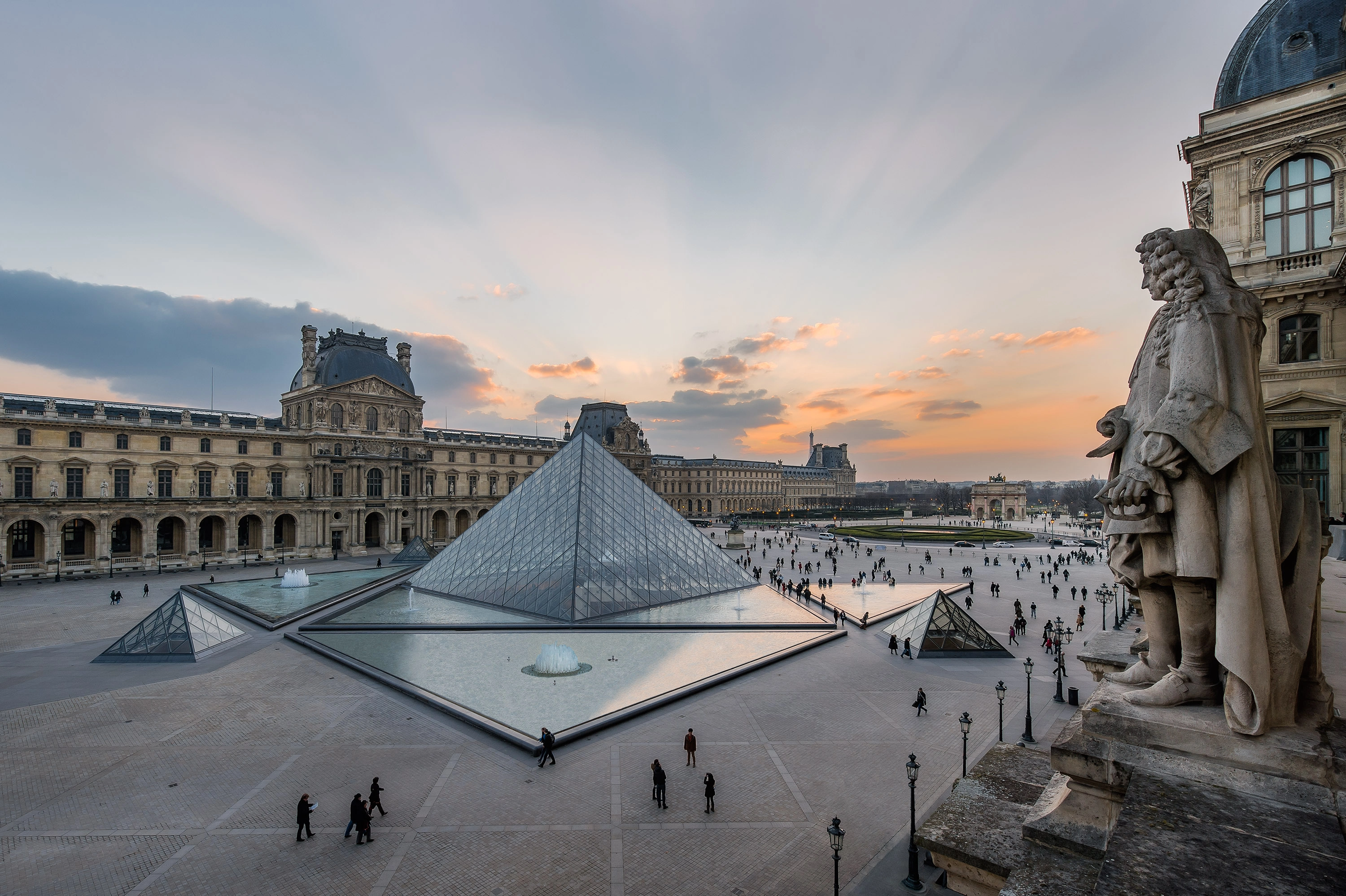 Louvre apoleon et pyramide