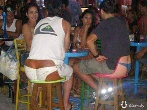 Blague   2 homme avec un string qui parle avec 2 femmes à un table de bar