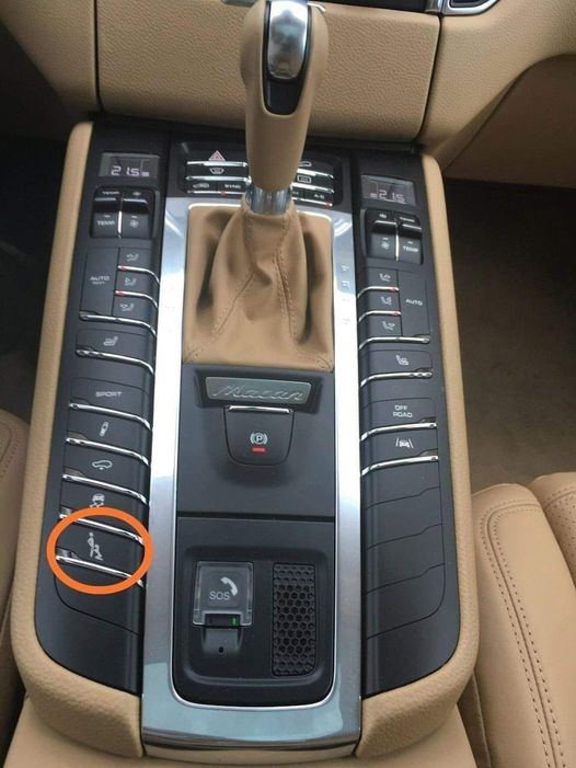 Blague   bouton=touche dans une voiture