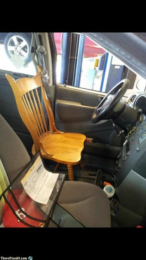 Blague   chaise à la place du fauteuil dans la voiture
