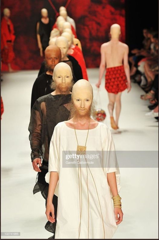 Blague   défilé de manequin au crane chauve