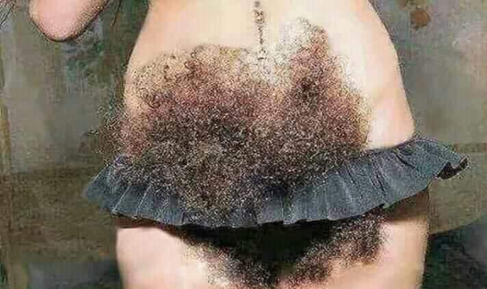 Blague   femme avec touf