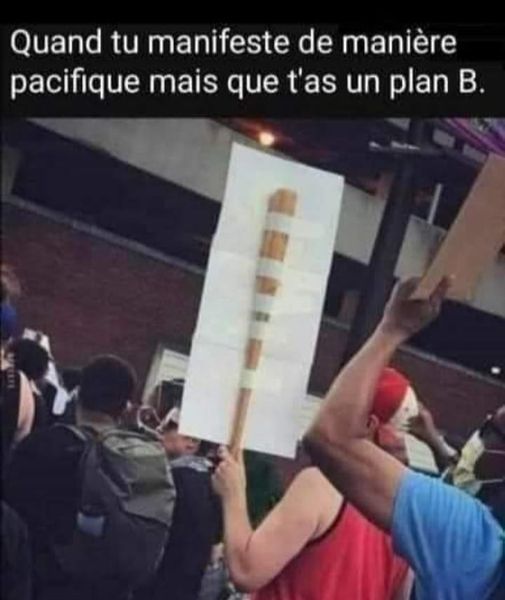 Blague   manifestation   batte de base ball qui tient un panneau = pancarte de revendication