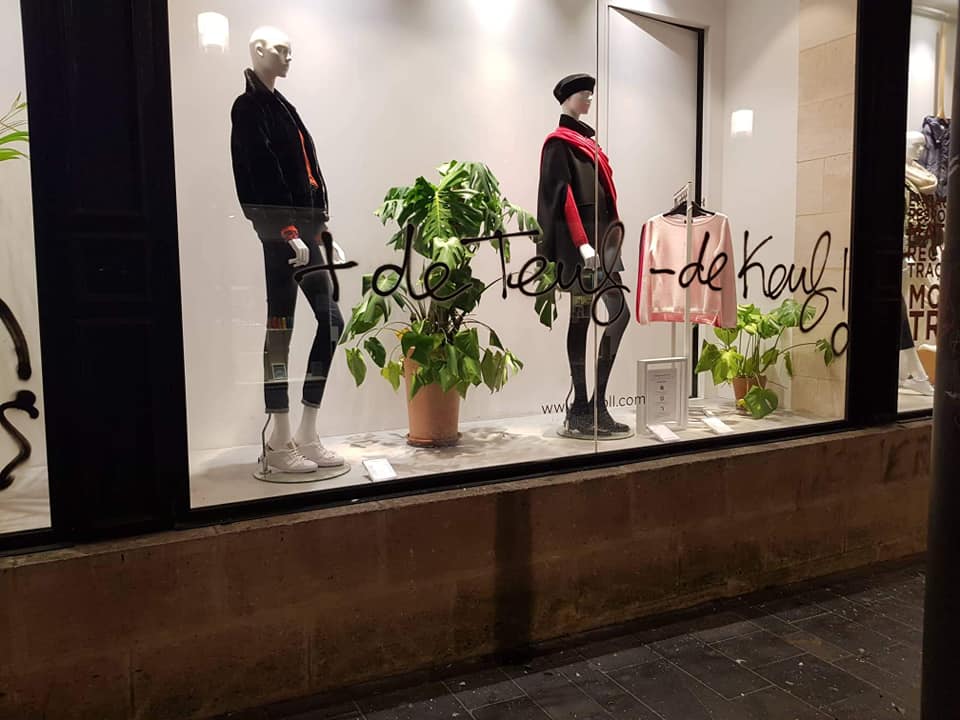 Blague   manifestation   tague sur une vitrine   + de teuf=fête moins de keuf=police