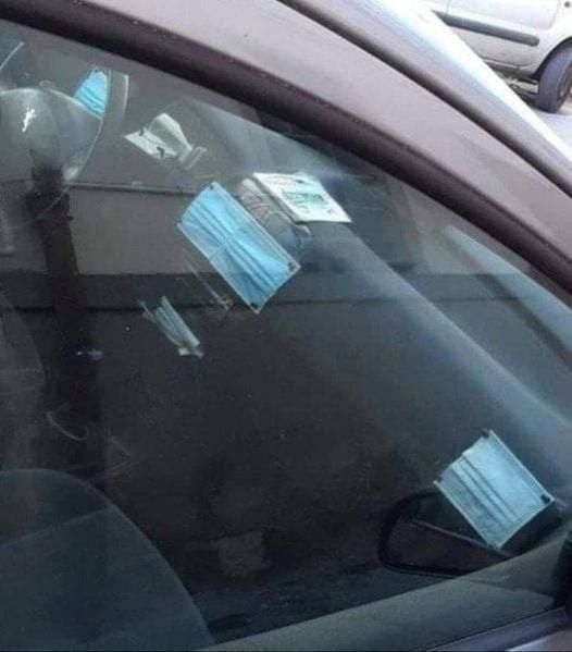 Blague   masque dans voiture comme filtre