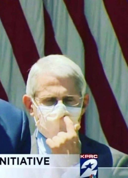 Blague   masque doigt dans le masque pour le mettre dans le nez