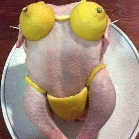 Blague   poulet avec morceau de citron pour faire string et soutien gorge