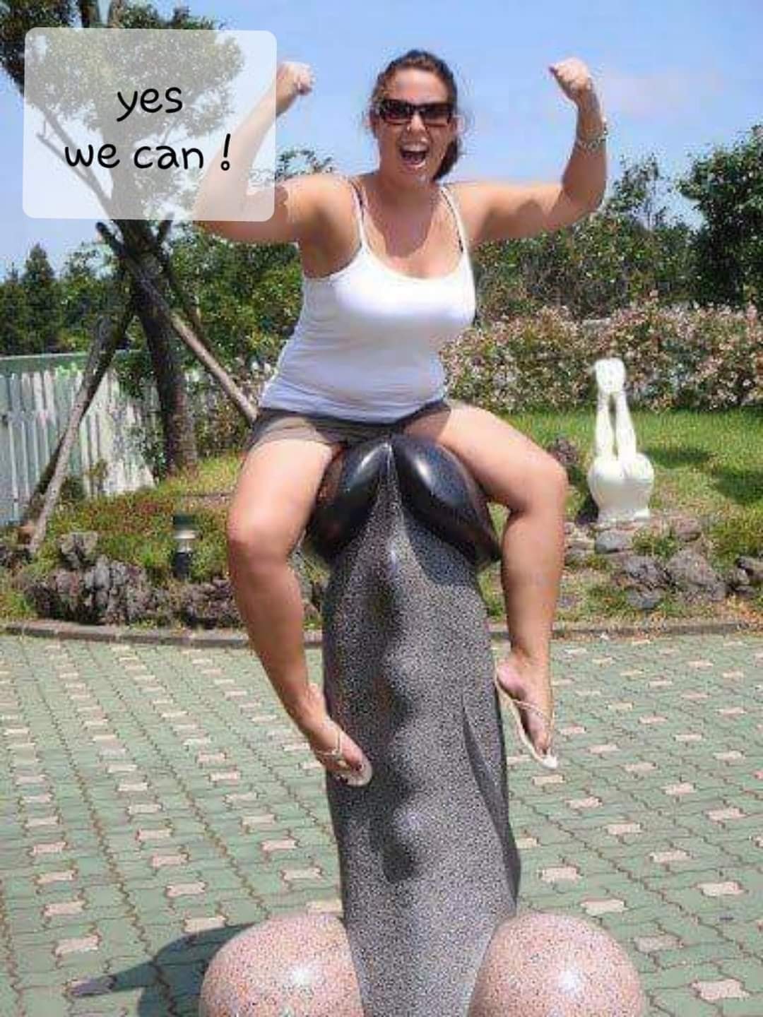 Blague   sexe   femme sur statue en forme de bite