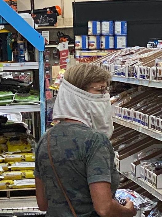 Blague   virus   femme avec masque dans supermarché