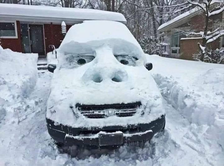 Blague   voiture eneigé avec visage dessiné dessus