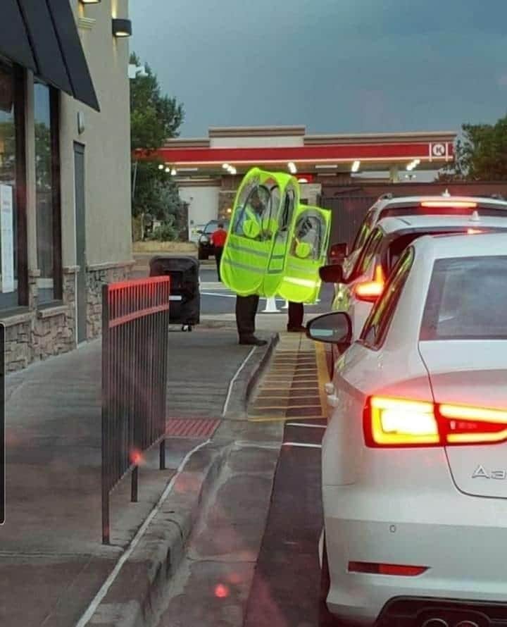 blague   virus   police en combinaison jaune