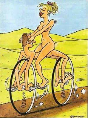 Vélo la femme sur la selle
