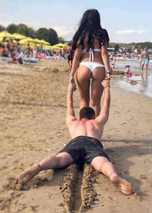 caricature   femme qui traine sur l aplage son homme avec trainée sur le sable par sa bite