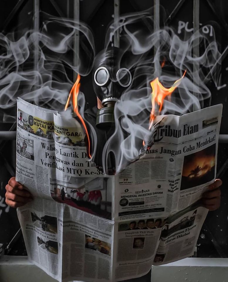 Caricature   journal qui brule avec homme avec masque à gaz 