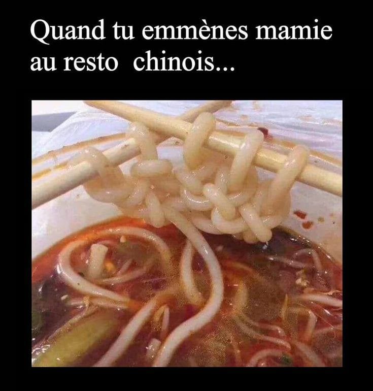 Caricature   quand tu enmmène mamie au resto chinois   mamie avec les baguettes en train de tisser avec les pattes