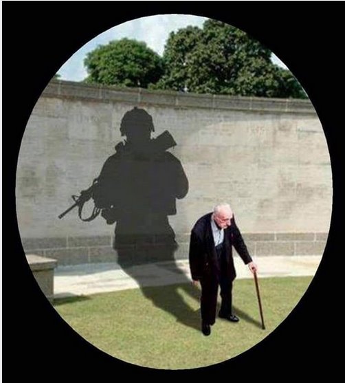 Caricature   viex en canne avec ombre d'un soldat