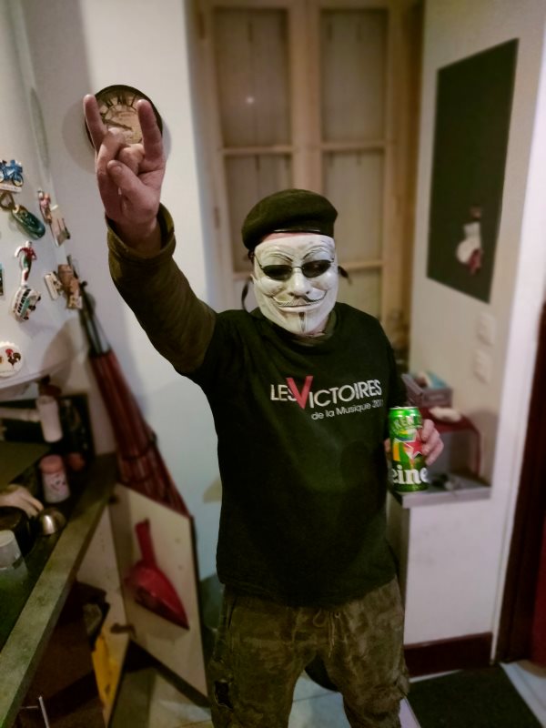 Gildas Christ Lever=j ai su    Sign e du Lapin Blanc   v pour vendetta=anonymous=hackeur=A Coeur=armer de pirates