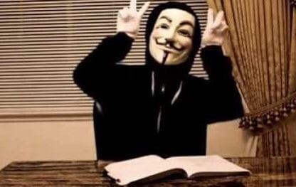 Anonymous   masque   qui fait avec ses 2 mains les signes de V