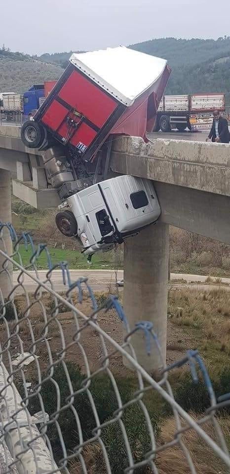 Blague   accident   route   camion   camion en suspension sur un pont